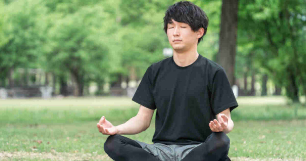 ヨガを行う男性