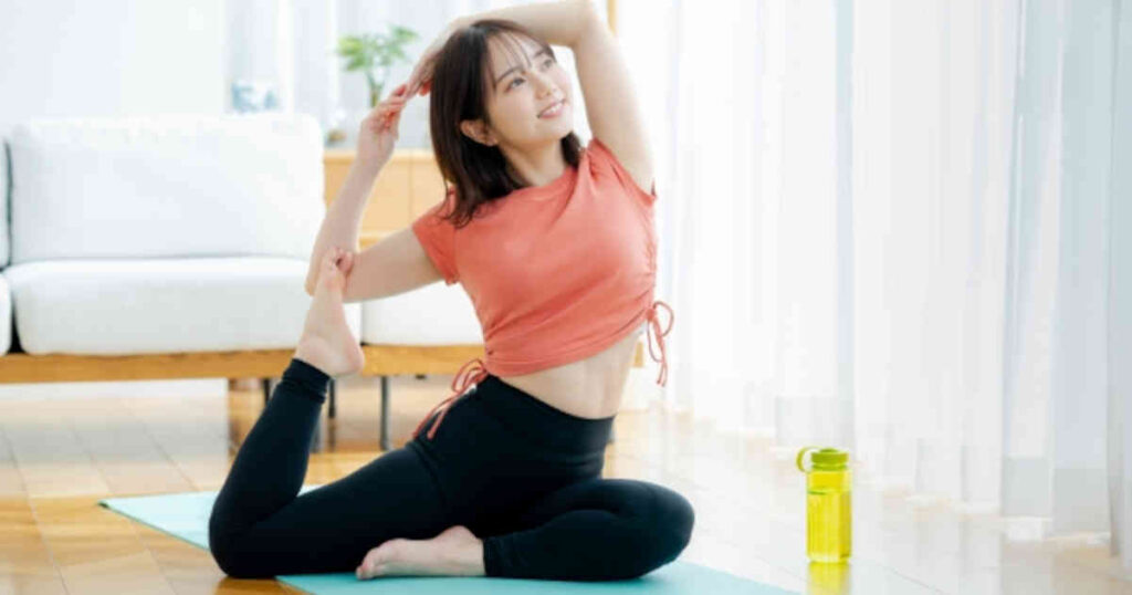 ヨガをする女性