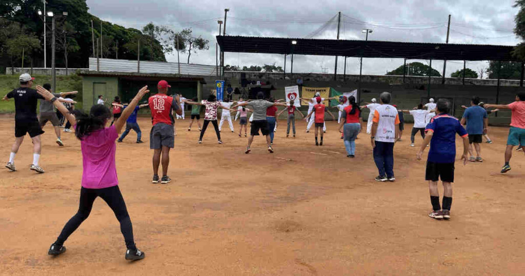 体操する日系ブラジル人