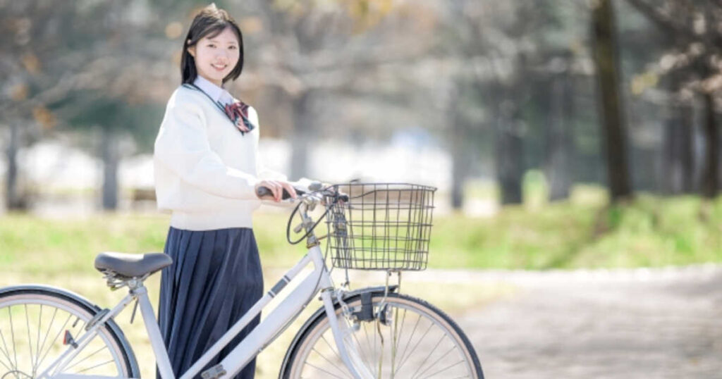 自転車通学する女子生徒