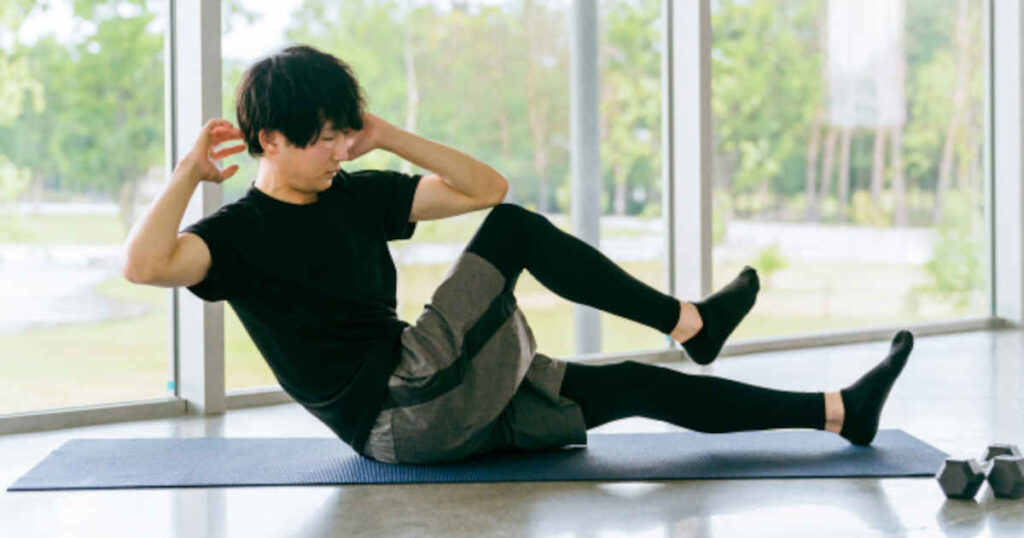 一人で自重トレーニングする男性