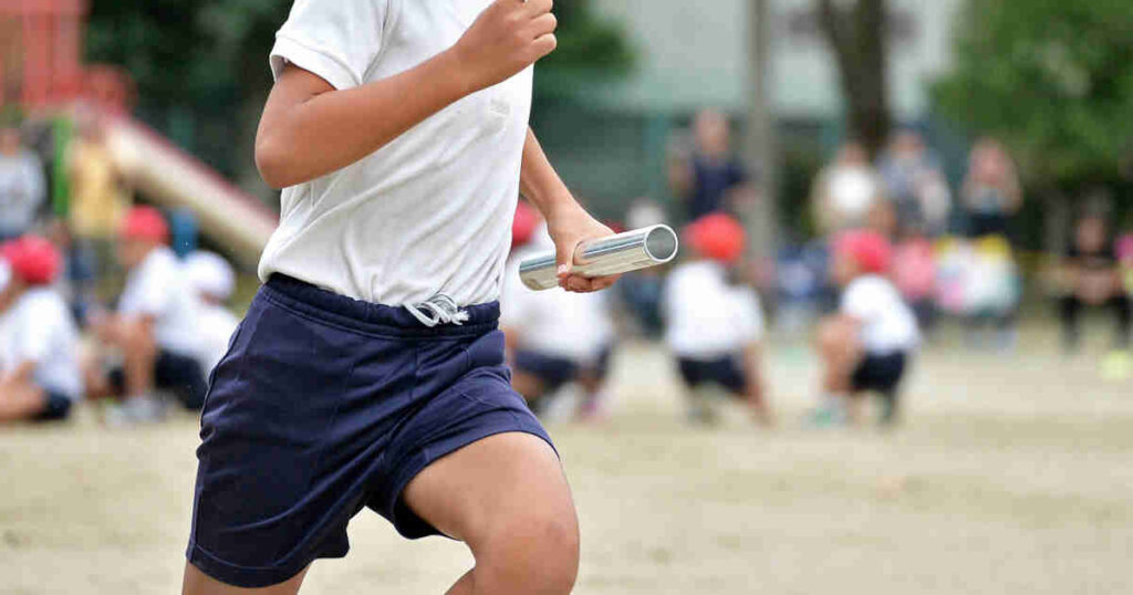 運動会で走る子ども