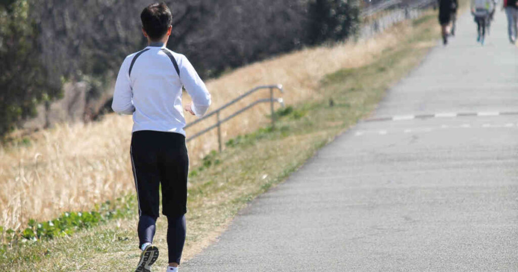 河川敷を走る男性ランナー