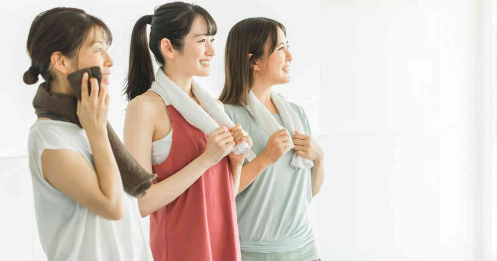 運動後に休憩する3人の女性