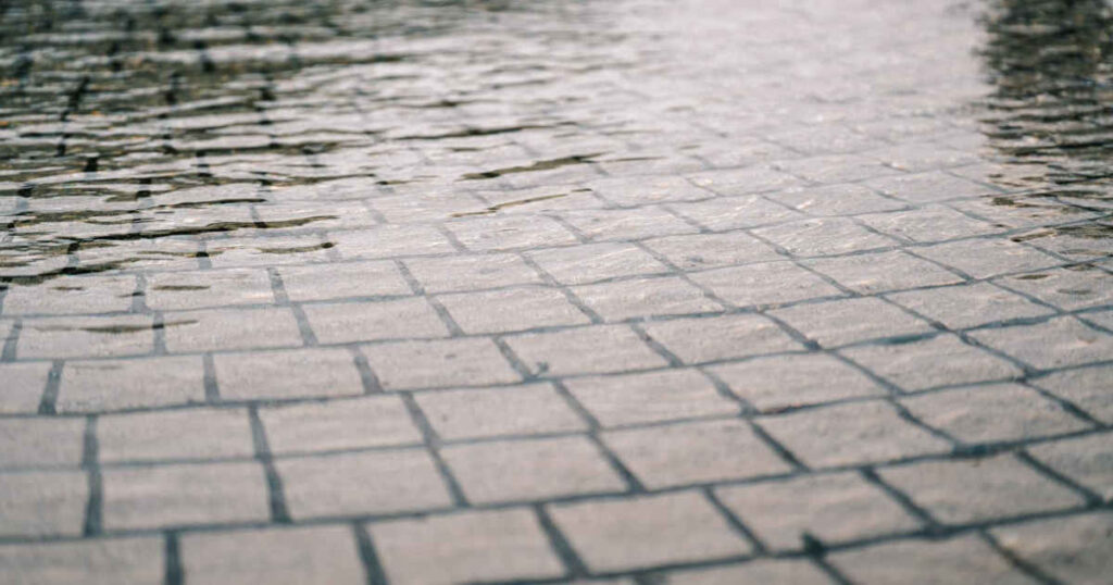 雨の日のタイル