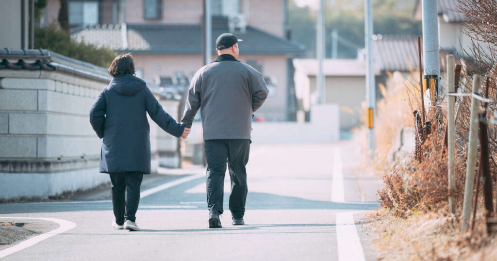 二人で歩く年配の男女
