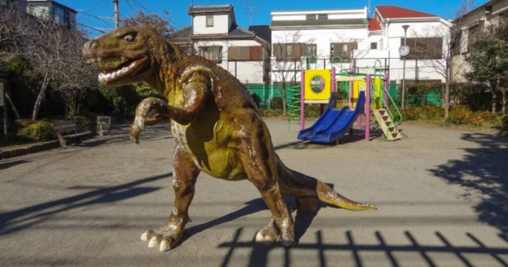 公園にいるティラノサウルス