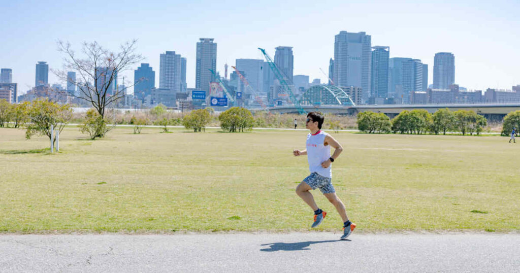 ランニングする男性