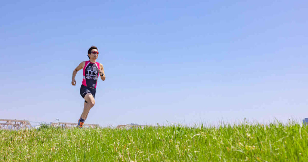 ランニングする男性