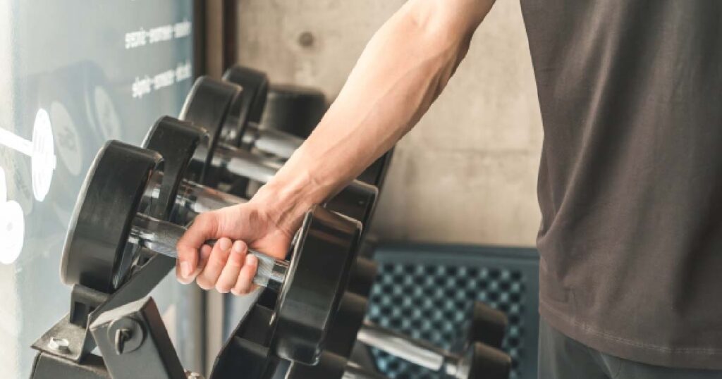 トレーニングする男性