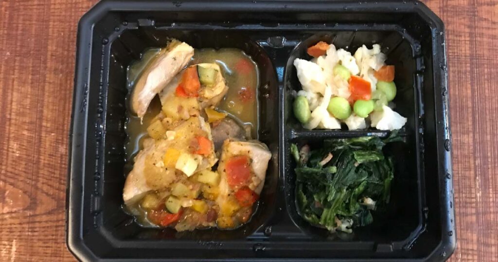 鶏もも肉のローストとレモン香る彩り野菜のハーブソース