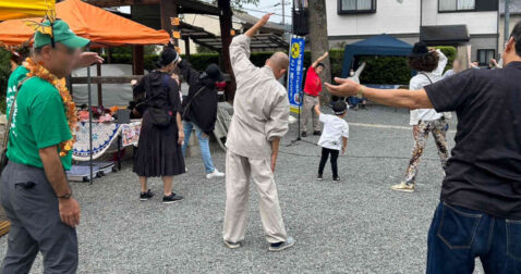 ラジオ体操をする人々