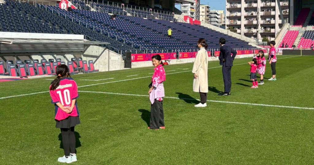 サッカーフィールドに立つ子供たち