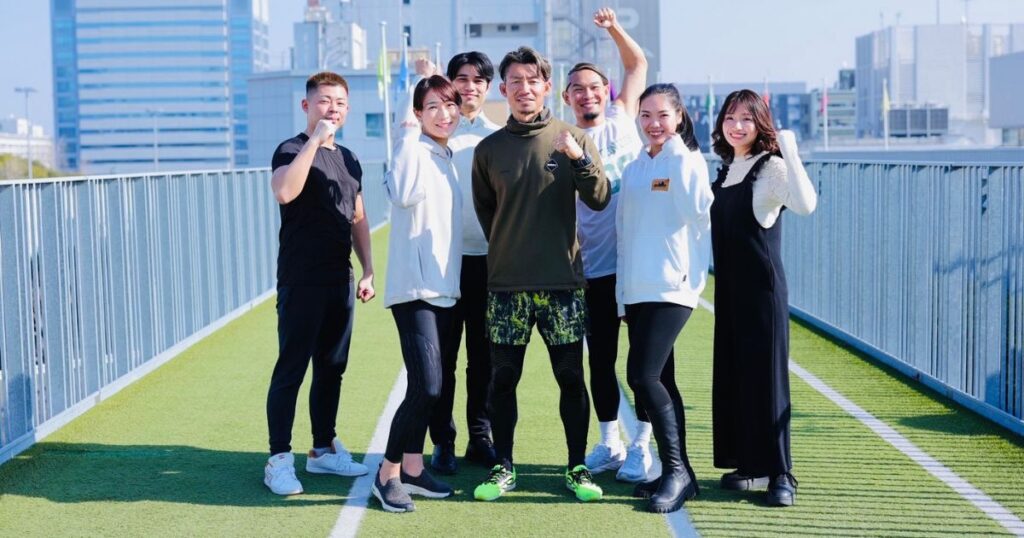 ポーズをする男女