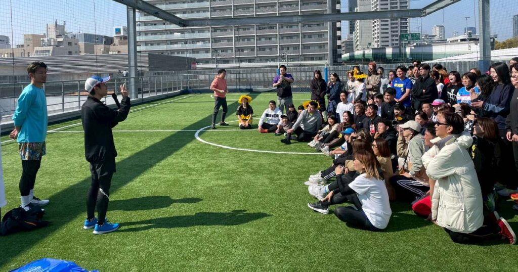 話す人と座る人