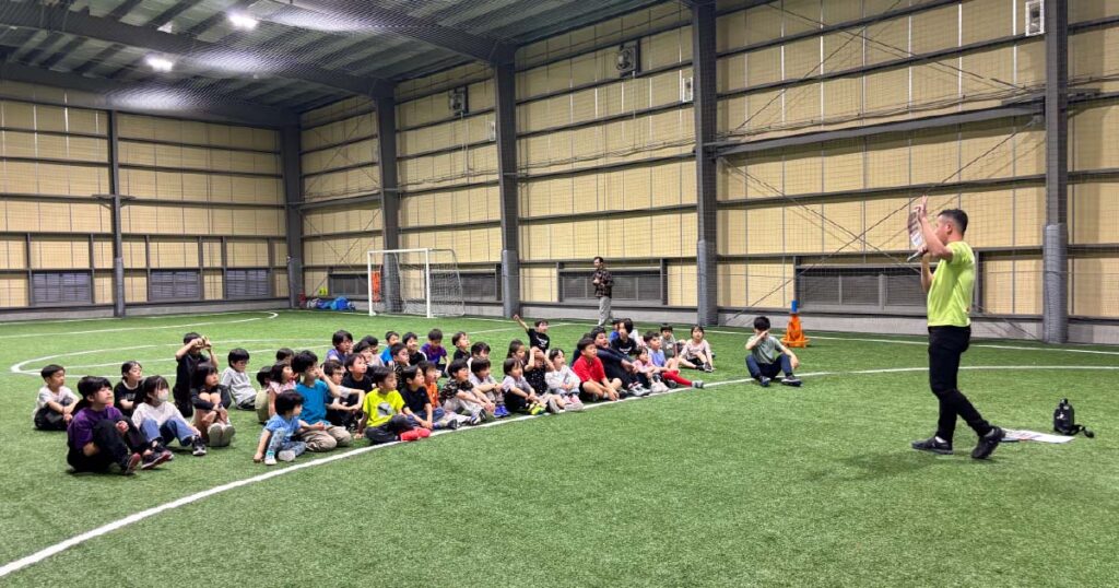 話を聞く子供たち