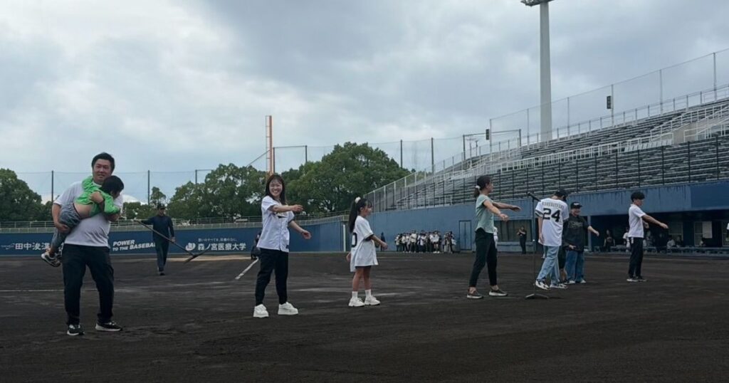 野球場でラジオ体操